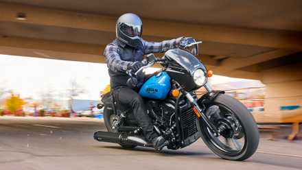 2025 Indian Sport Scout inclinado para uma curva