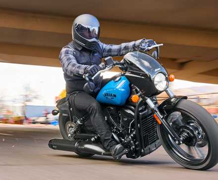 2025 Indian Sport Scout inclinado para uma curva