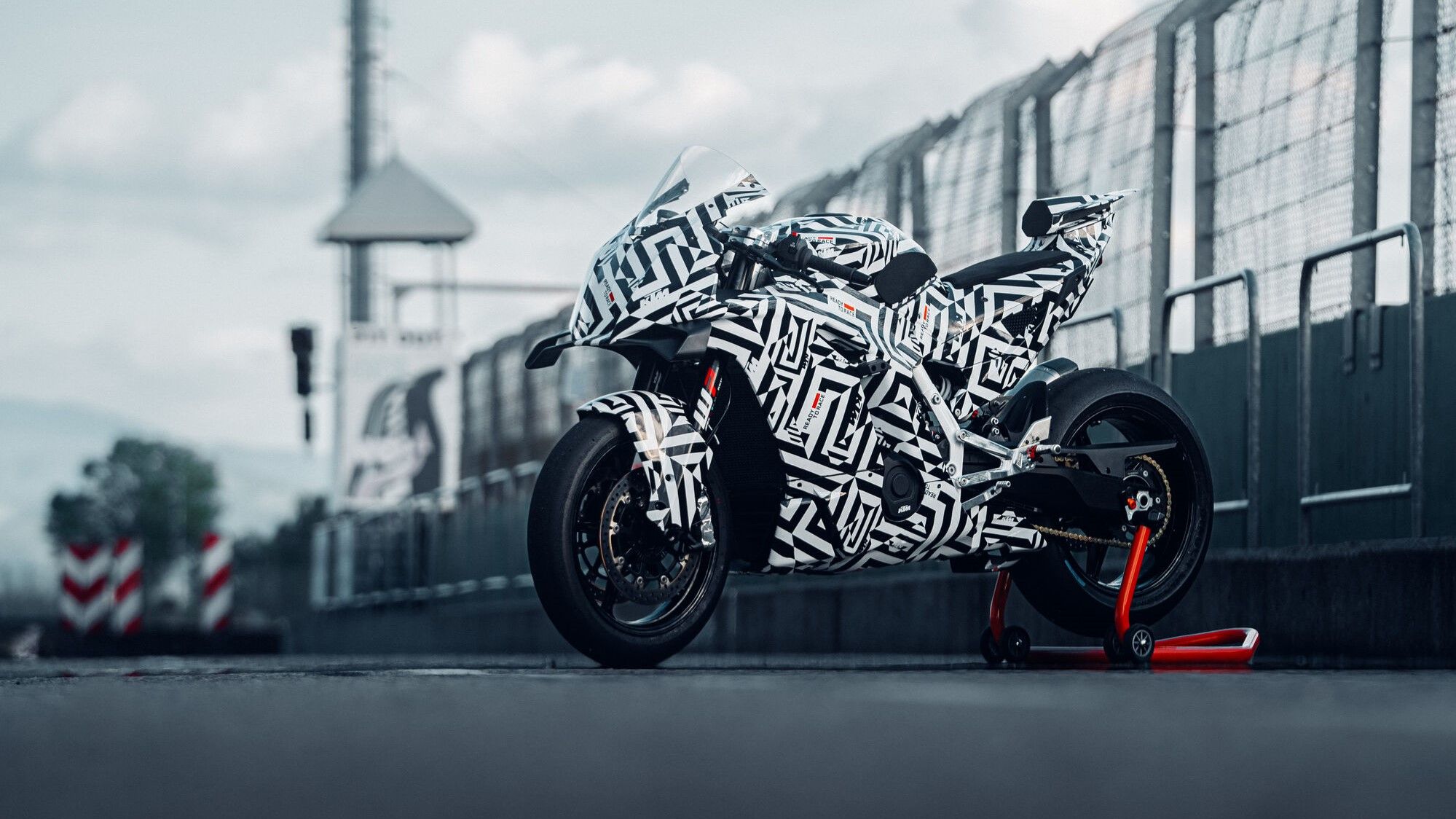 Why The Kawasaki Ninja ZX-6R Should Be Petrified Of The KTM 990 RC R