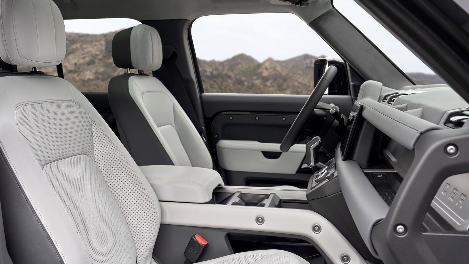 Land Rover Rolls Out Midcycle Updates for 2025 Defender, More Luxury ...