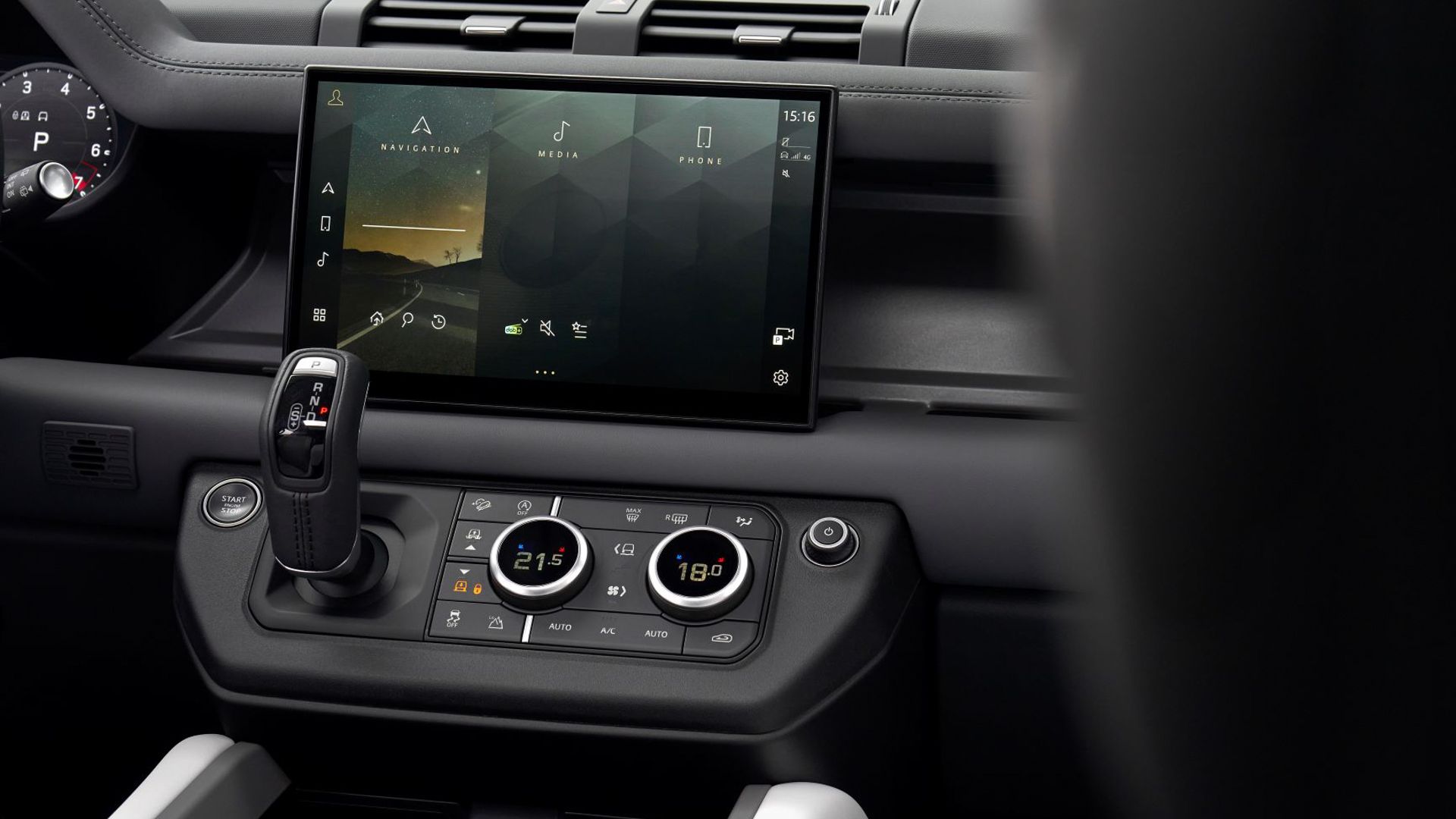 Land Rover Rolls Out Midcycle Updates for 2025 Defender, More Luxury ...