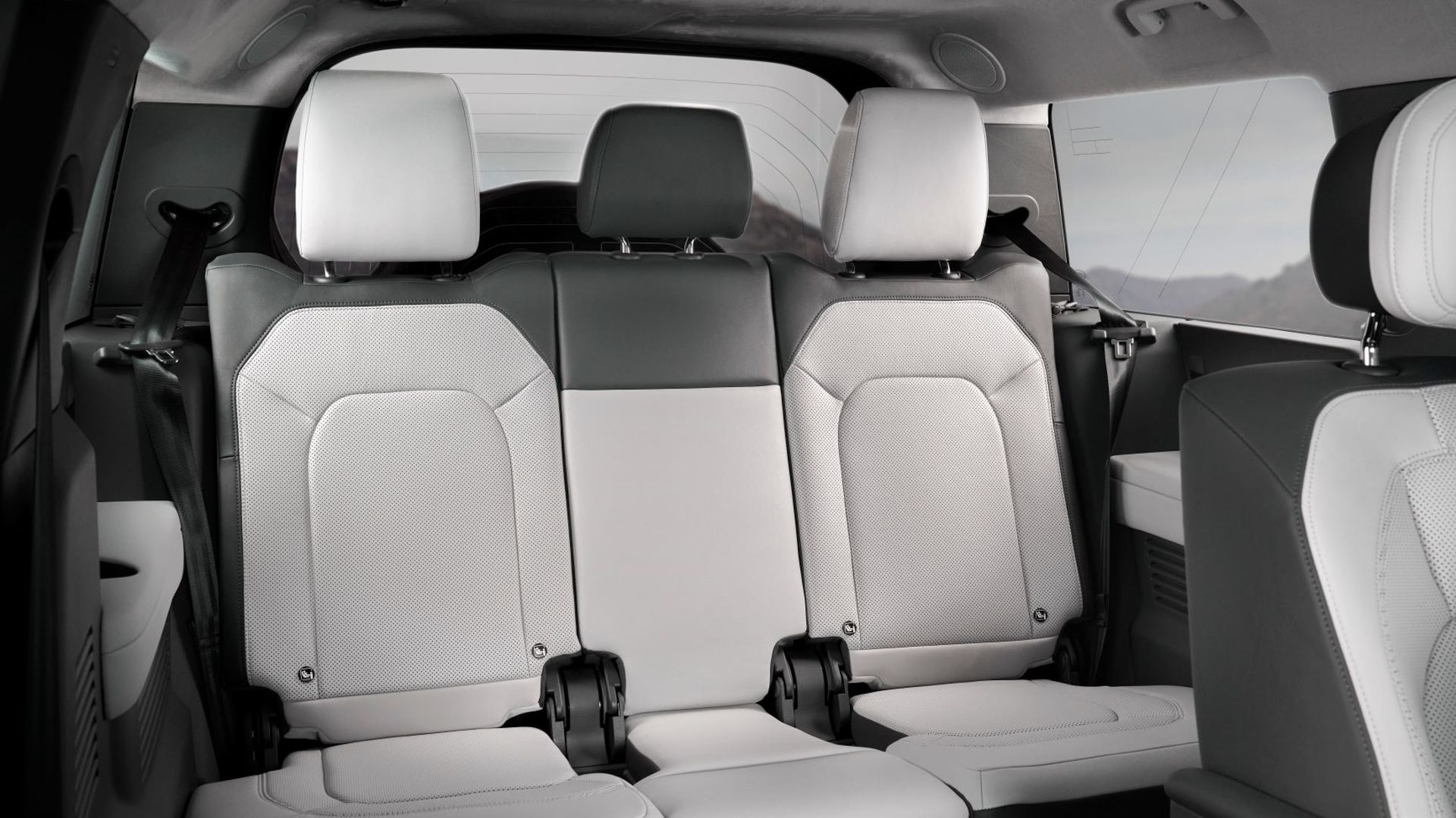 Land Rover Rolls Out Midcycle Updates for 2025 Defender, More Luxury ...
