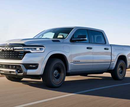 2025 RAM Ramcharger frontal três quartos