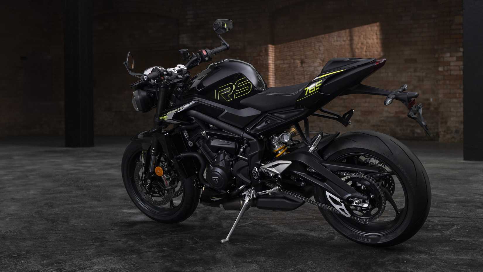 2025 Triumph Street Triple RS Preto Verde Estacionado Em Um Armazém