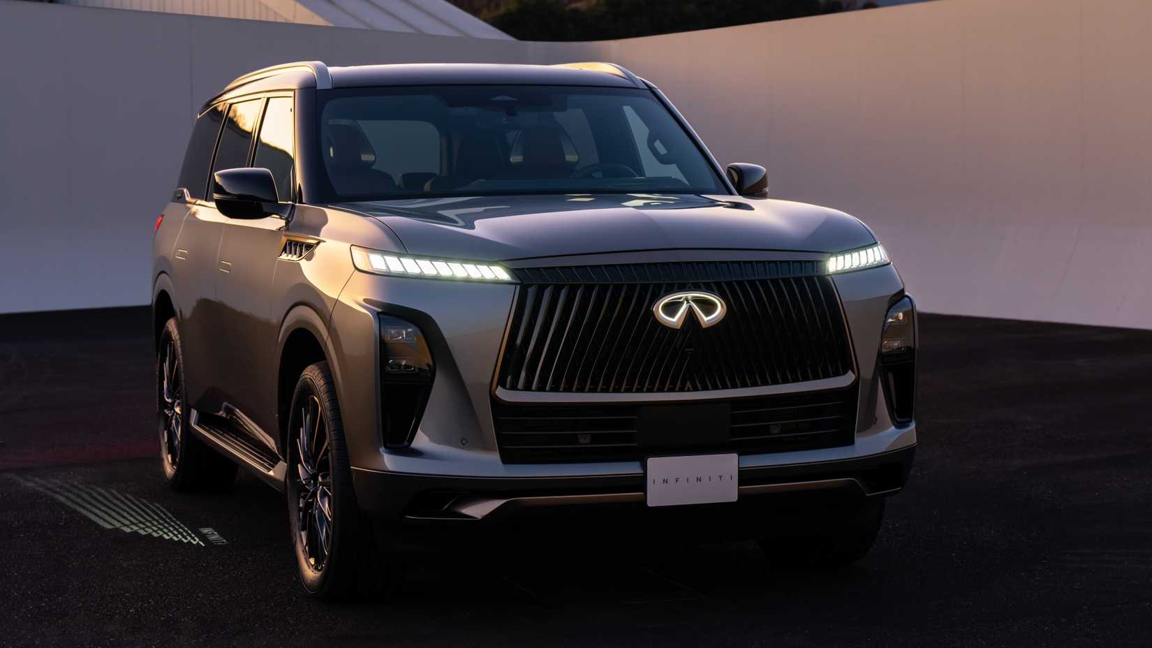 Uma foto frontal 3/4 do novo Infiniti QX80 2025