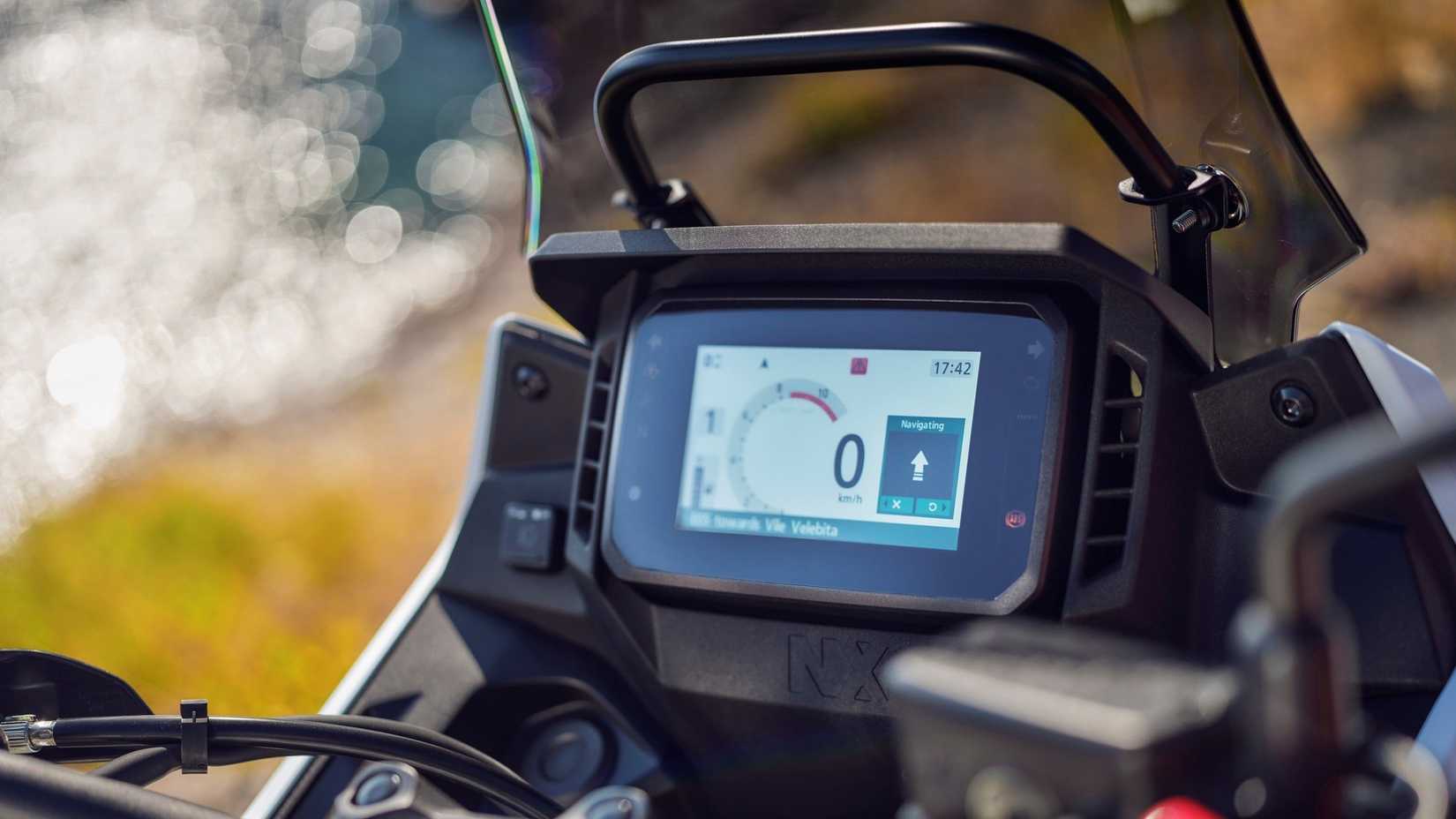 Close da tela TFT Honda NX500 2024