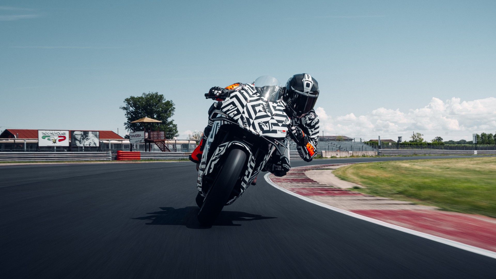 Why The Kawasaki Ninja ZX-6R Should Be Petrified Of The KTM 990 RC R