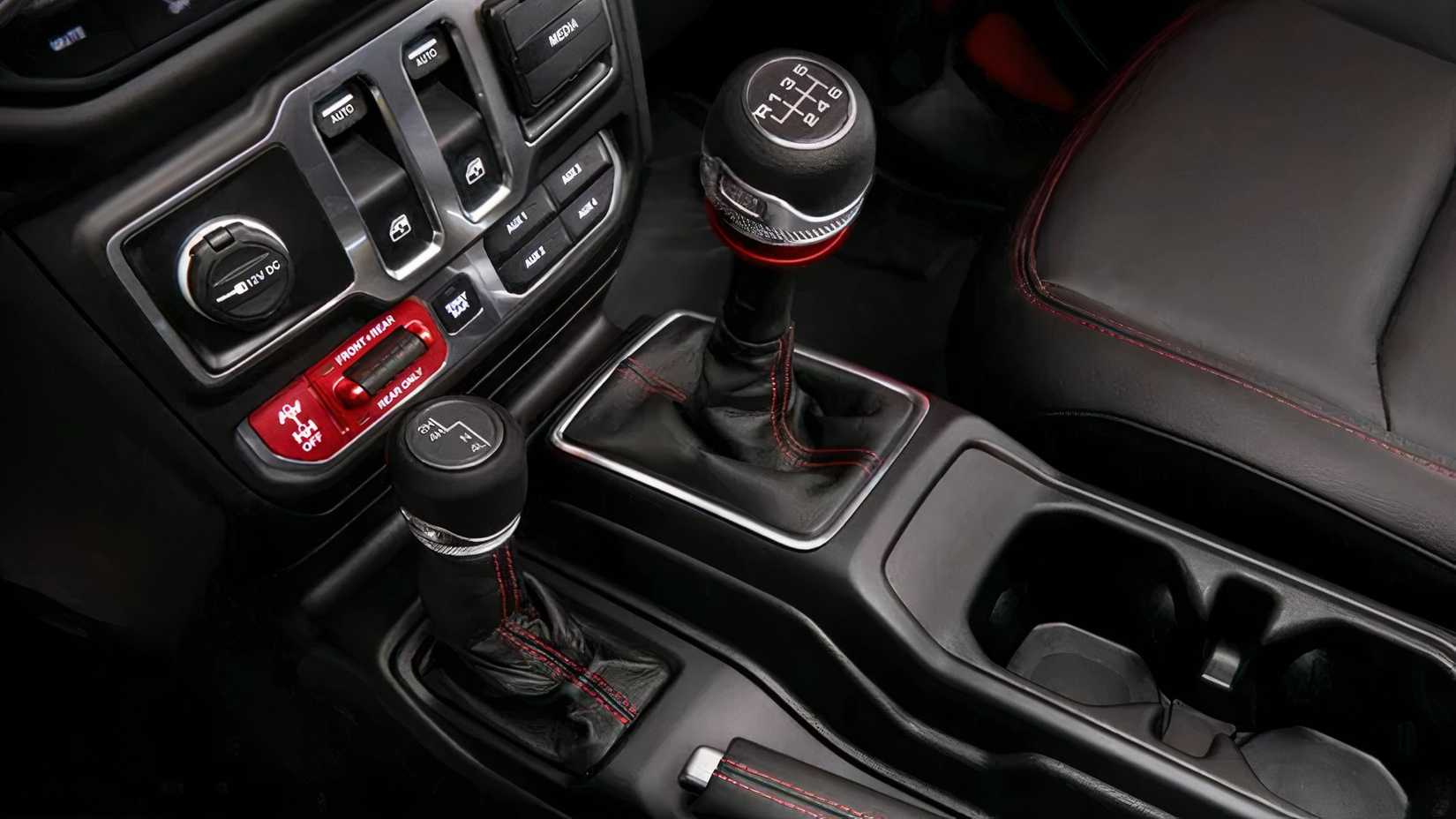 Interior do Jeep Wrangler 2024 mostrando câmbio manual e diferencial