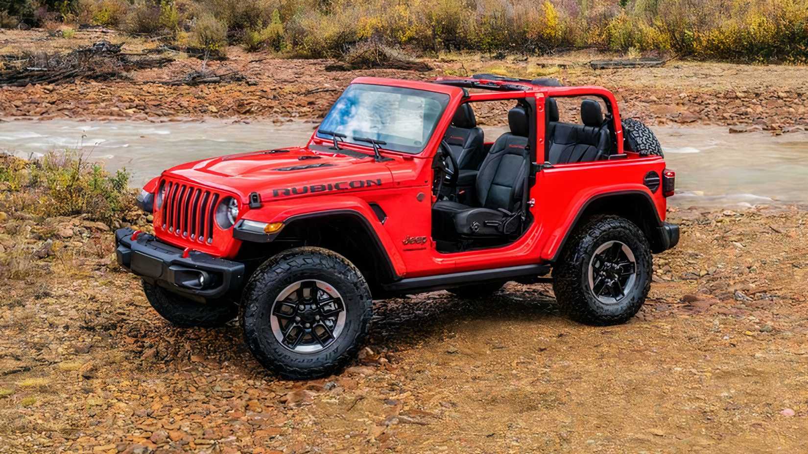 2023 Jeep Wrangler Rubicon 2DR conversível em vermelho posando ao lado do rio