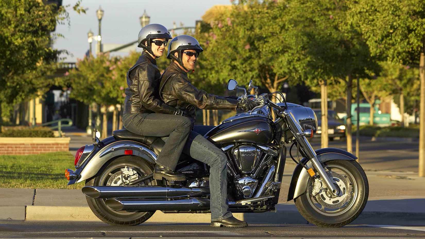 Dois ocupantes de uma Kawasaki Vulcan 2000 estacionada na rua