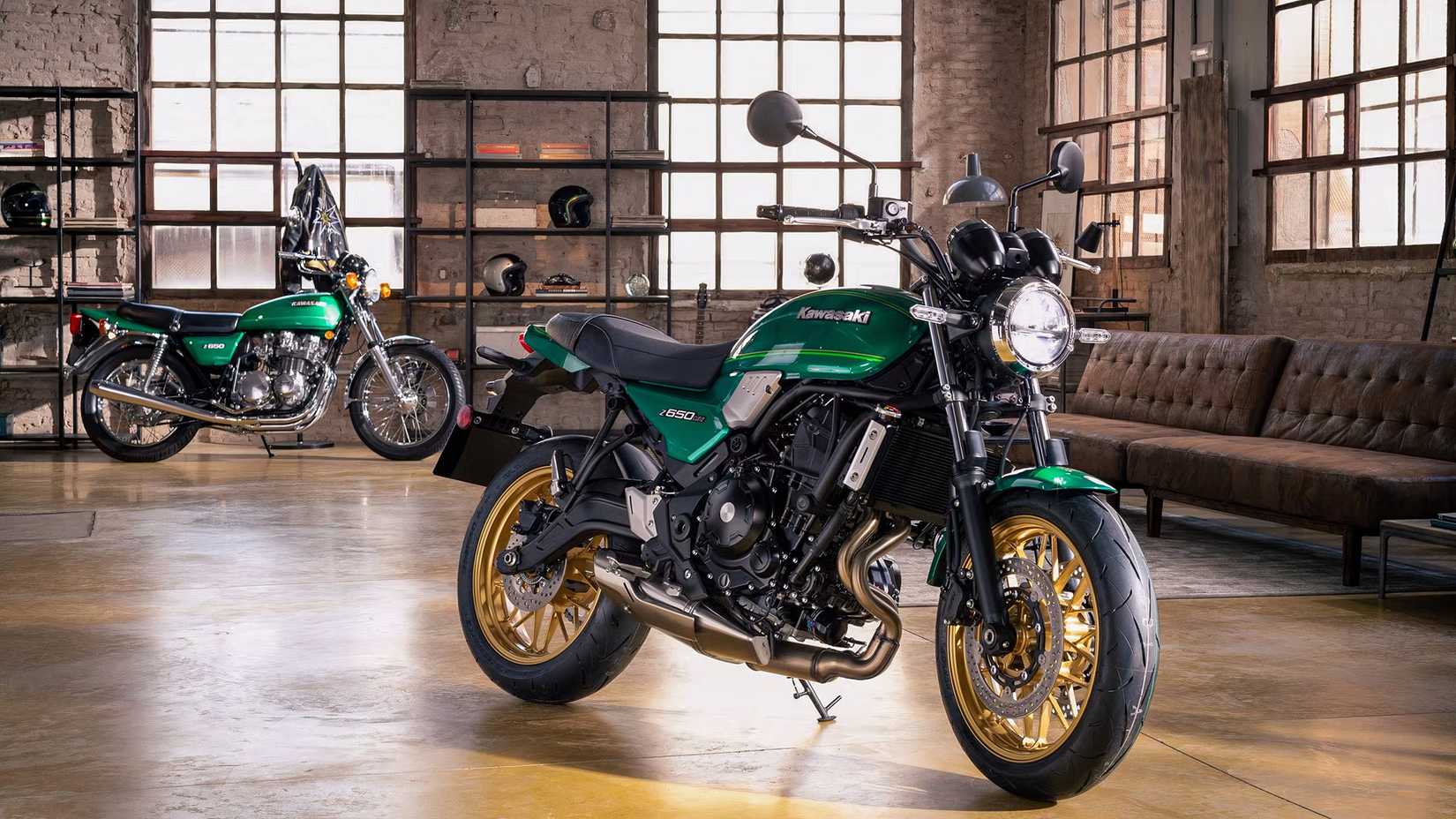 Green Z650RS estacionado em um armazém