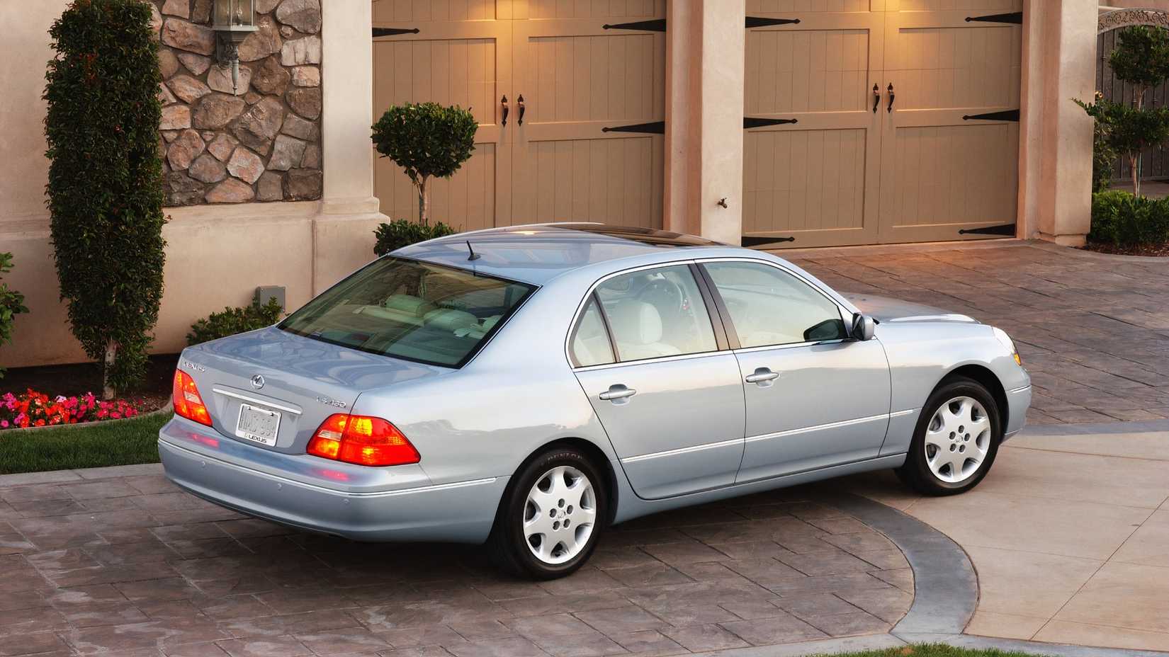 Lexus LS 430 estacionado em uma garagem