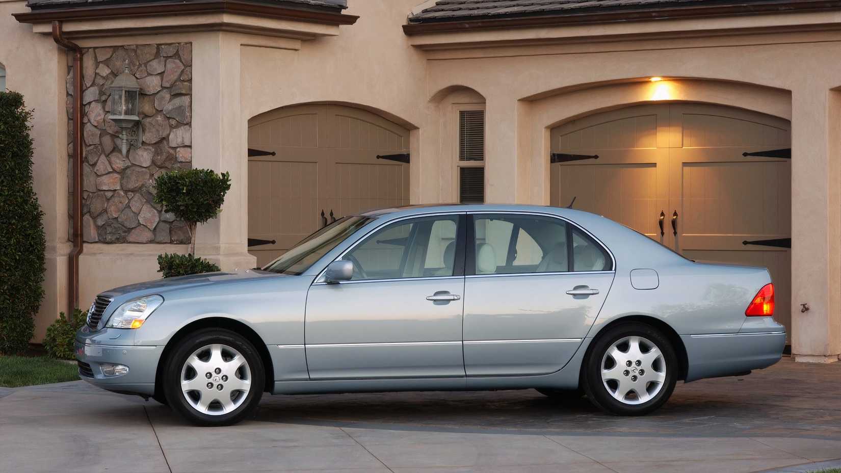 Lexus LS 430 estacionado em uma garagem