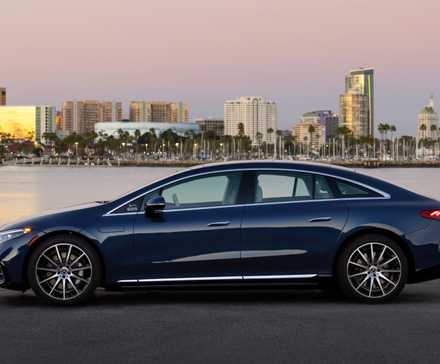 Vista lateral azul do Mercedes EQS