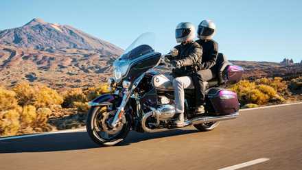 Piloto e passageiro em uma BMW R 18 Transcontinental 2022