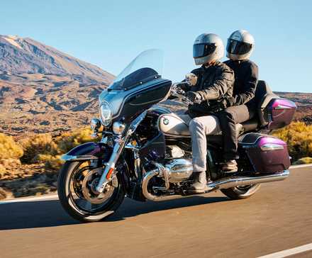 Piloto e passageiro em uma BMW R 18 Transcontinental 2022