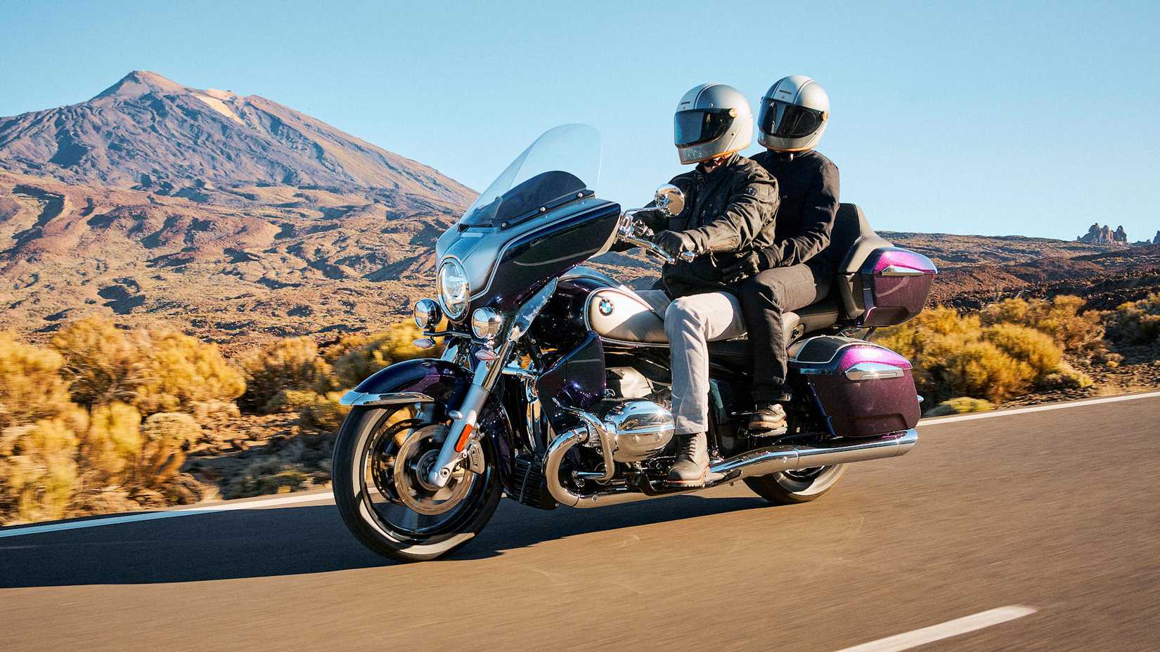 Piloto e passageiro em uma BMW R 18 Transcontinental