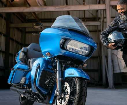 Piloto ao lado de uma Harley-Davidson Road Glide Limited 2024