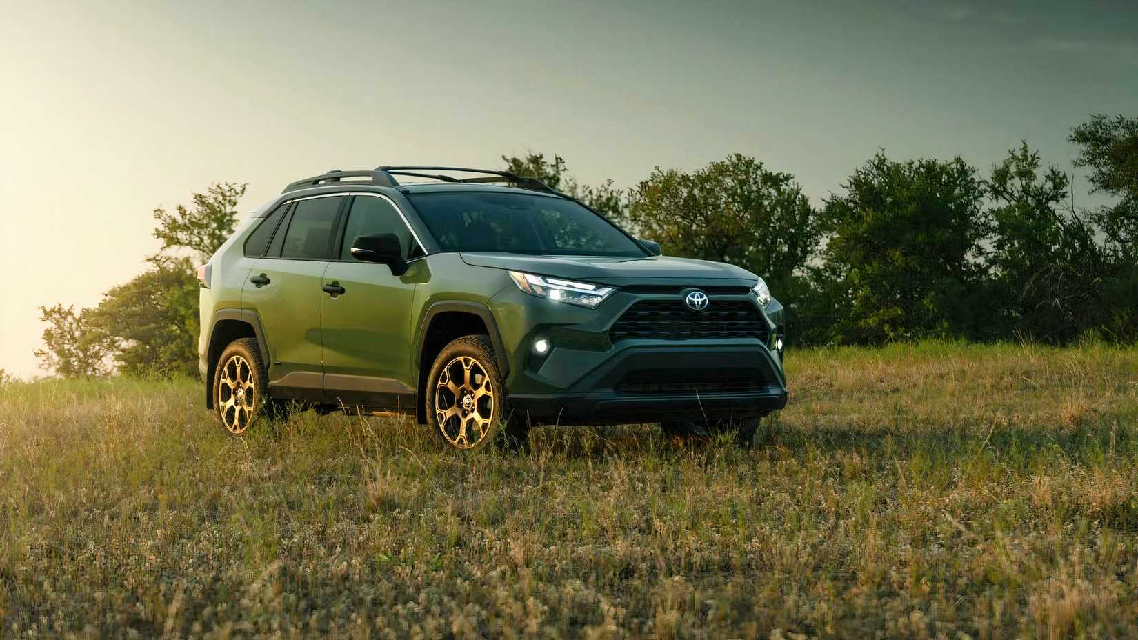 Three-quarter side view of an army green Toyota RAV4 Hybrid Woodland Edition