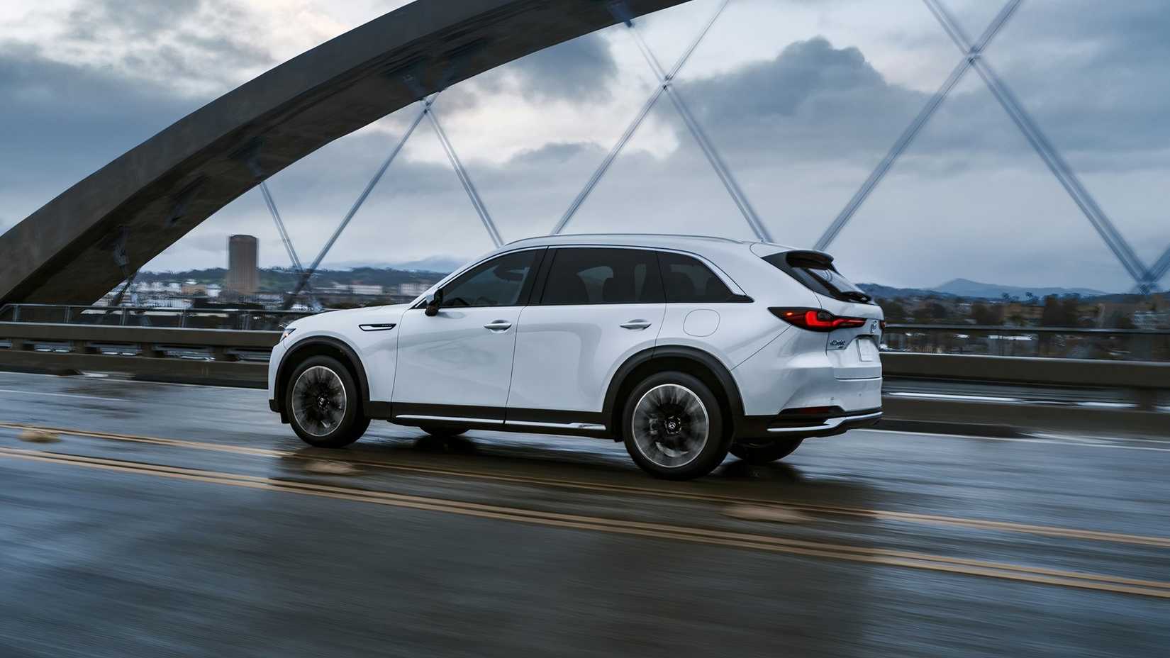 Foto de ação lateral de um Mazda CX-90 Hybrid 2024