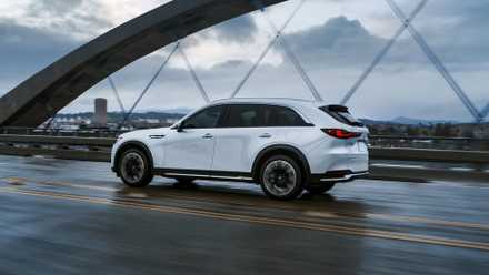 Foto de ação lateral de um Mazda CX-90 Hybrid 2024