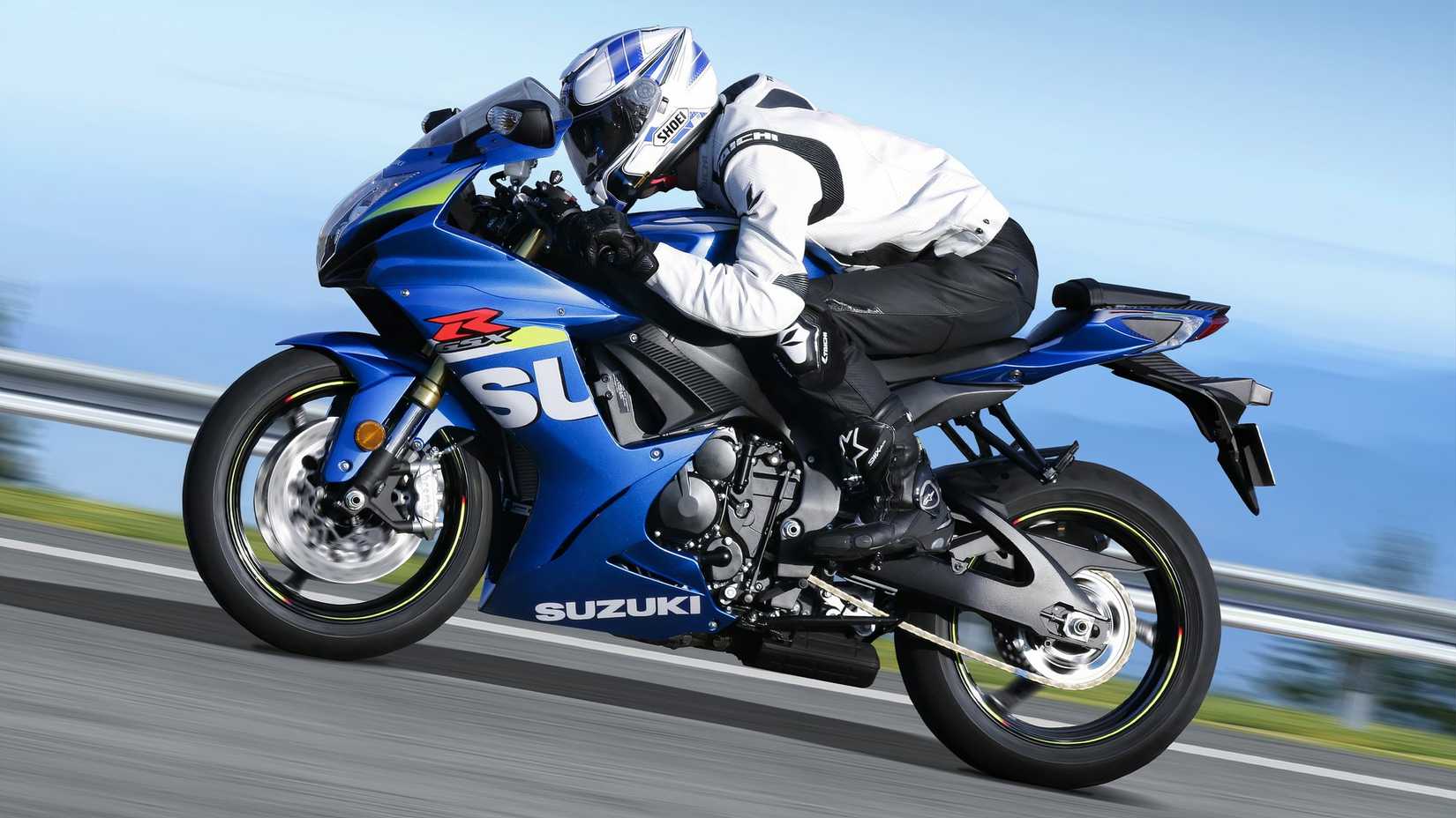 Piloto em uma Suzuki GSX-R750 acelerando forte