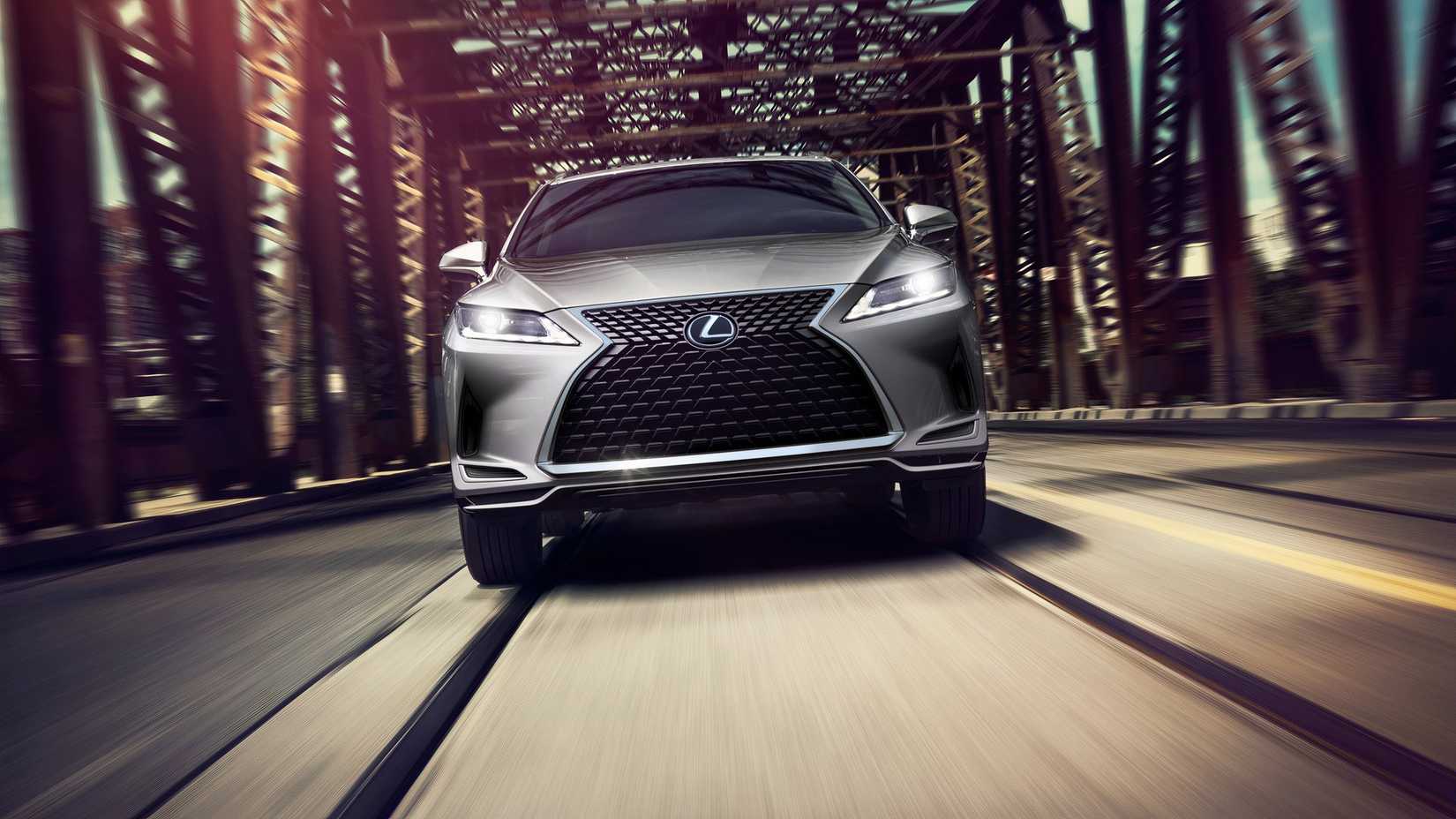 Foto frontal de um Lexus RX 350 2020 passando por uma ponte