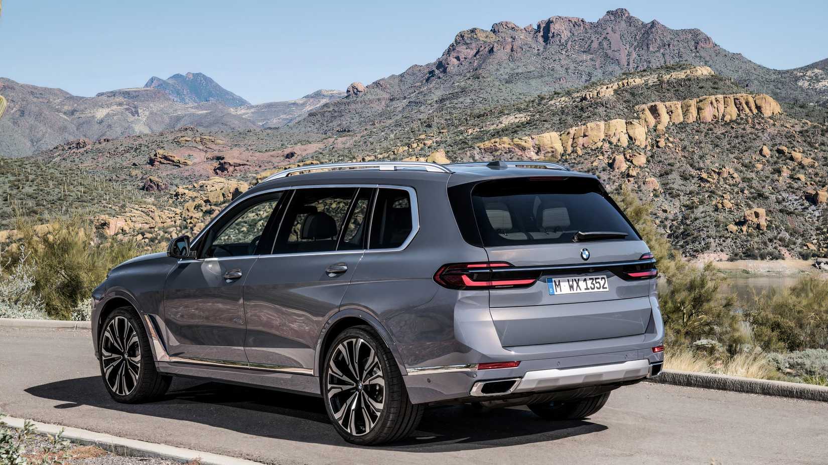 2022 BMW X7 X-Drive traseira 3-4 foto externa