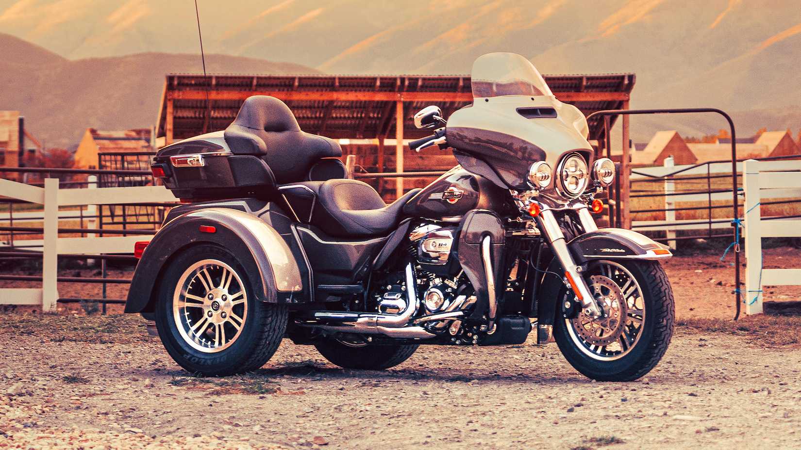 2023 Harley-Davidson Tri Glide Ultra static profile shot