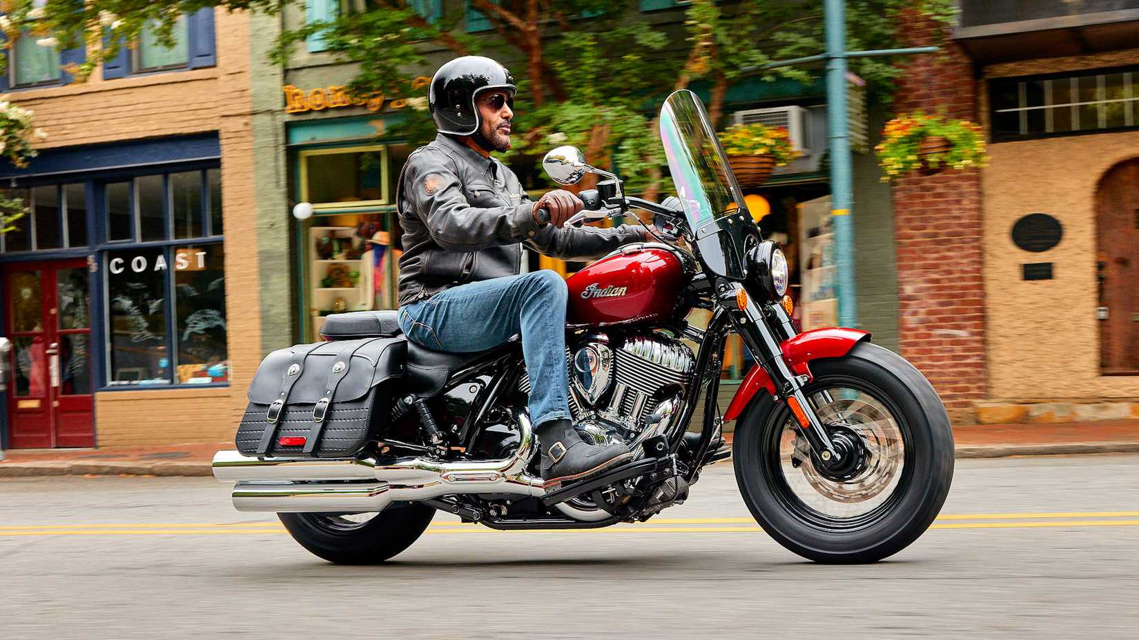 2023 Super Chief Limited cruzando a cidade