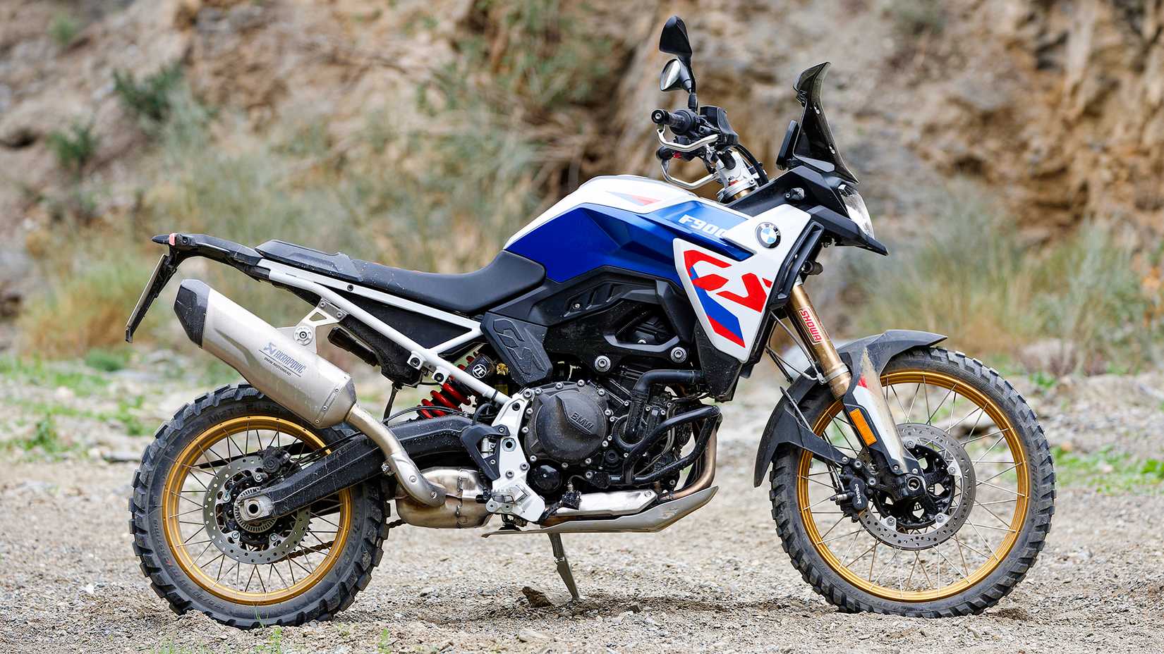 2024 F 900 GS em branco azul e vermelho