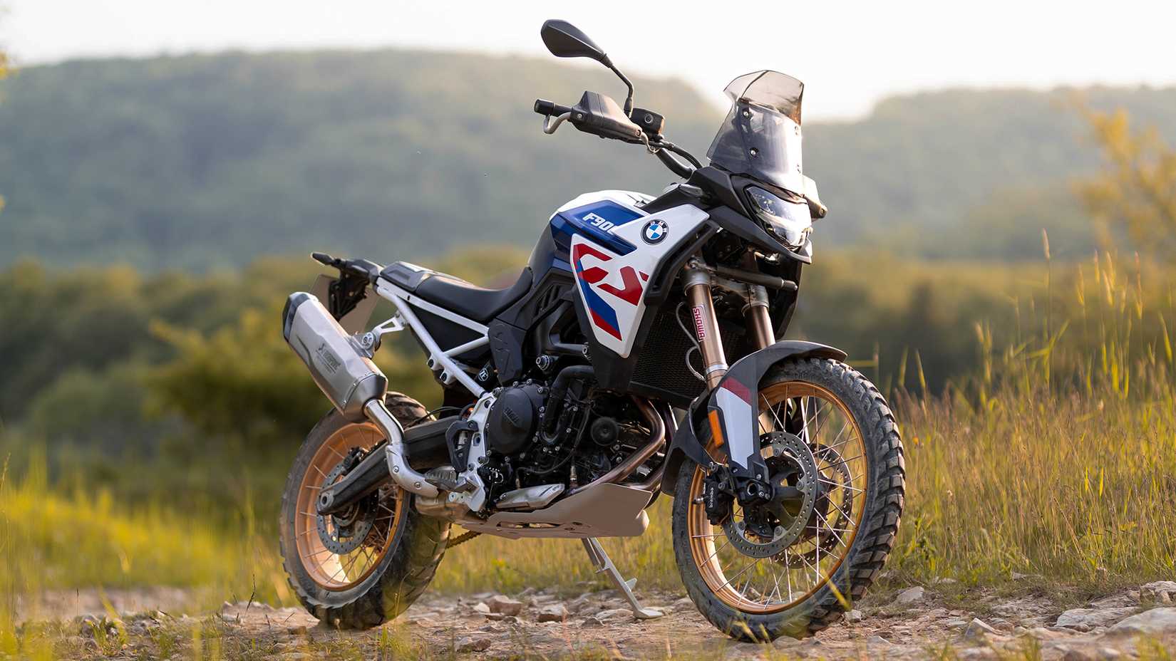 A static shot of the 2024 BMW F 900 GS in Trophy white and blue w. red accents
