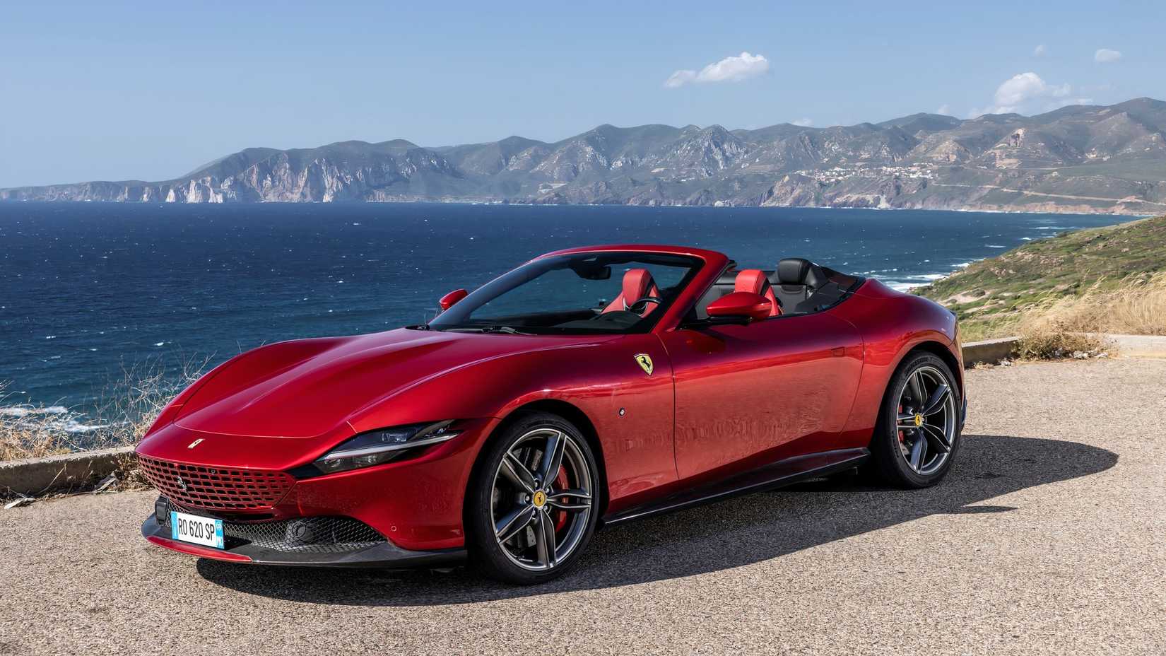 Foto frontal de uma Ferrari Roma Spider 2024 estacionada perto da água