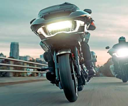 2024 Harley-Davidson CVO Road Glide ST cruzando a cidade