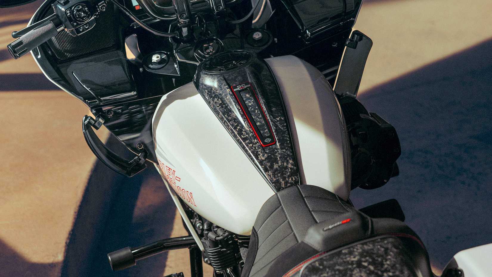 2024 Harley-Davidson CVO Road Glide ST tank close-up detail