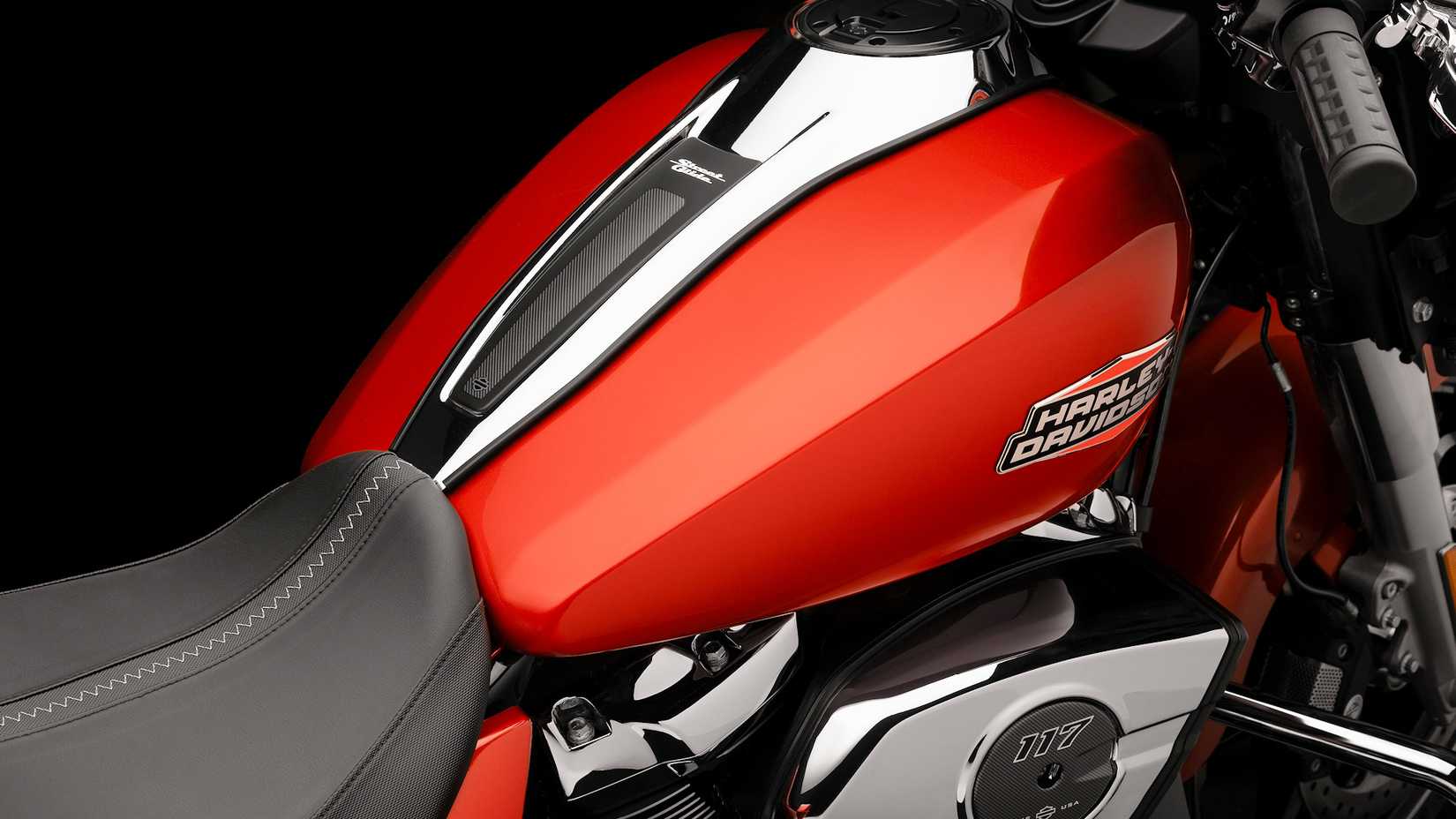 2024 Harley-Davidson Street Glide tank close-up detail