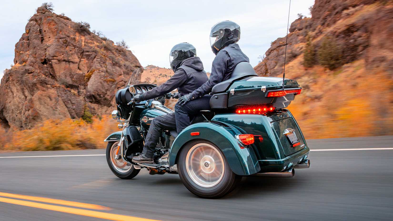 2024 Harley-Davidson Tri Glide Ultra navegando pelo deserto