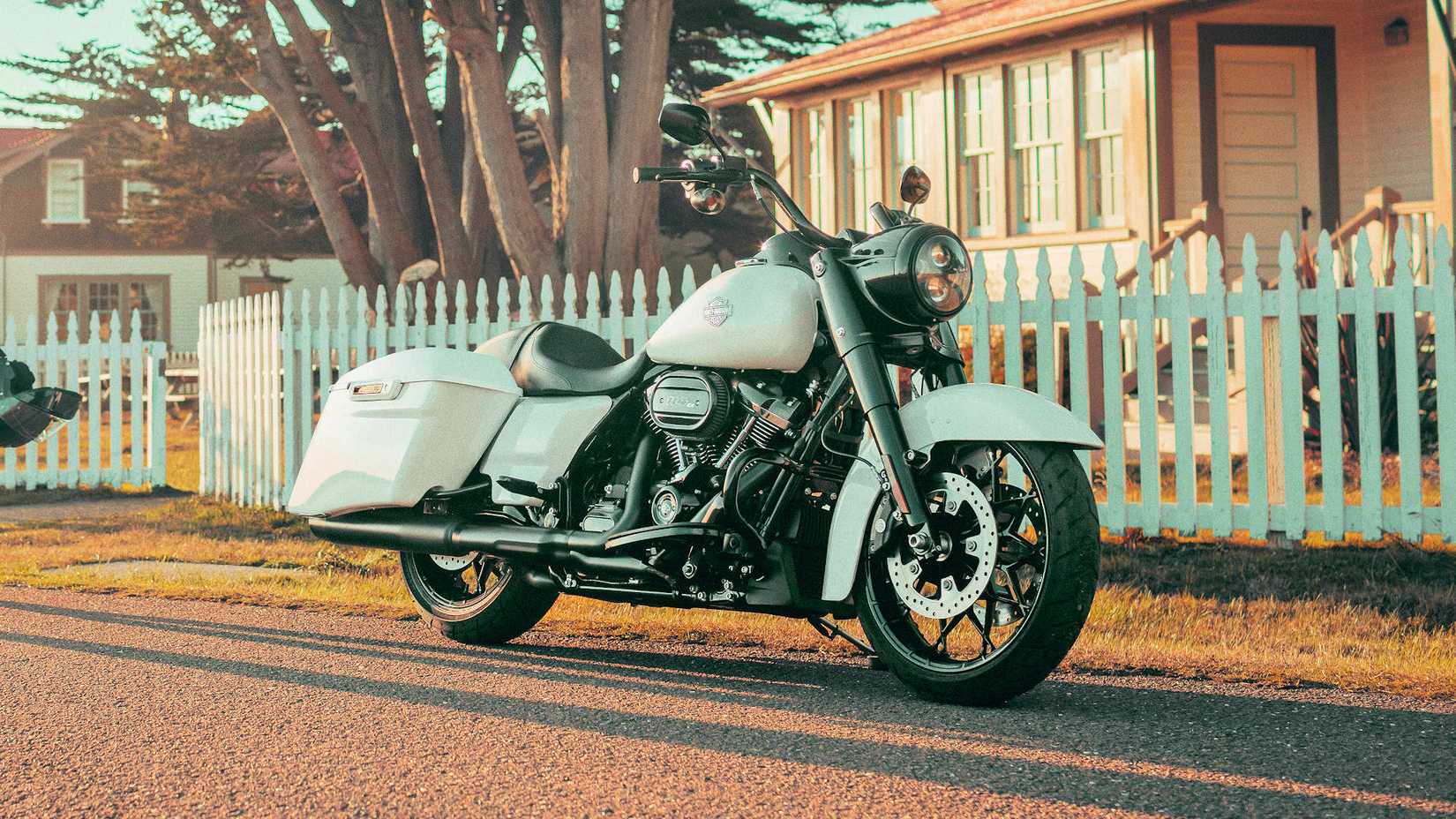 Vue de trois quarts avant statique d'une Harley-Davidson Road King Special 2024