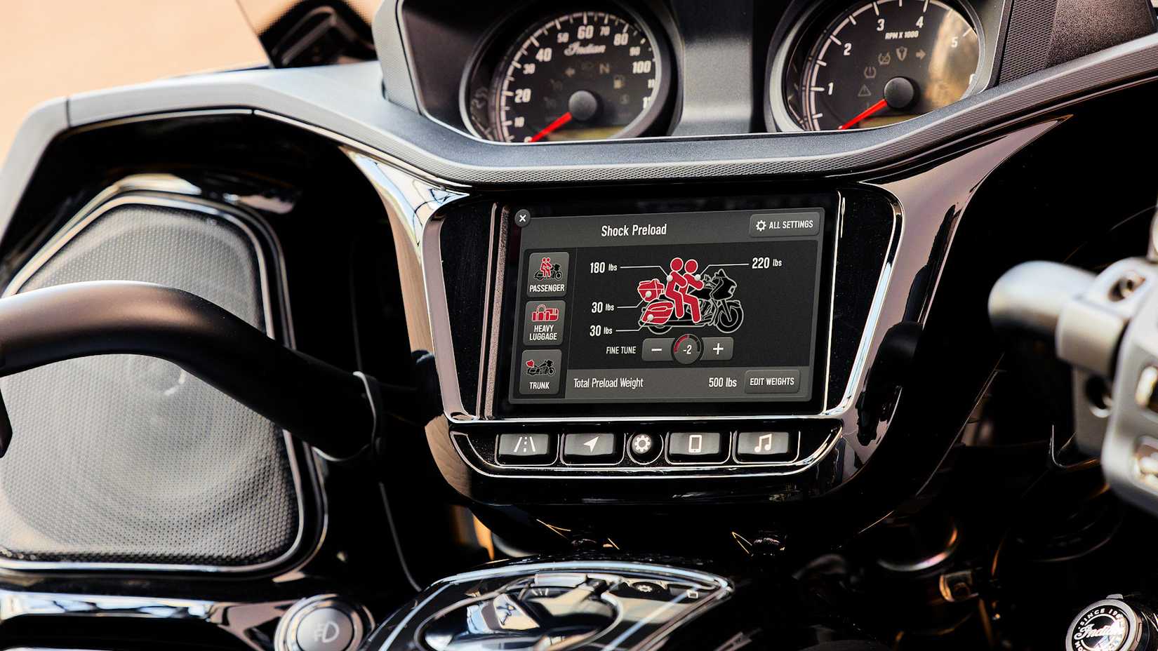 Detalhe do cockpit da Dark Horse 2024 Indian Pursuit