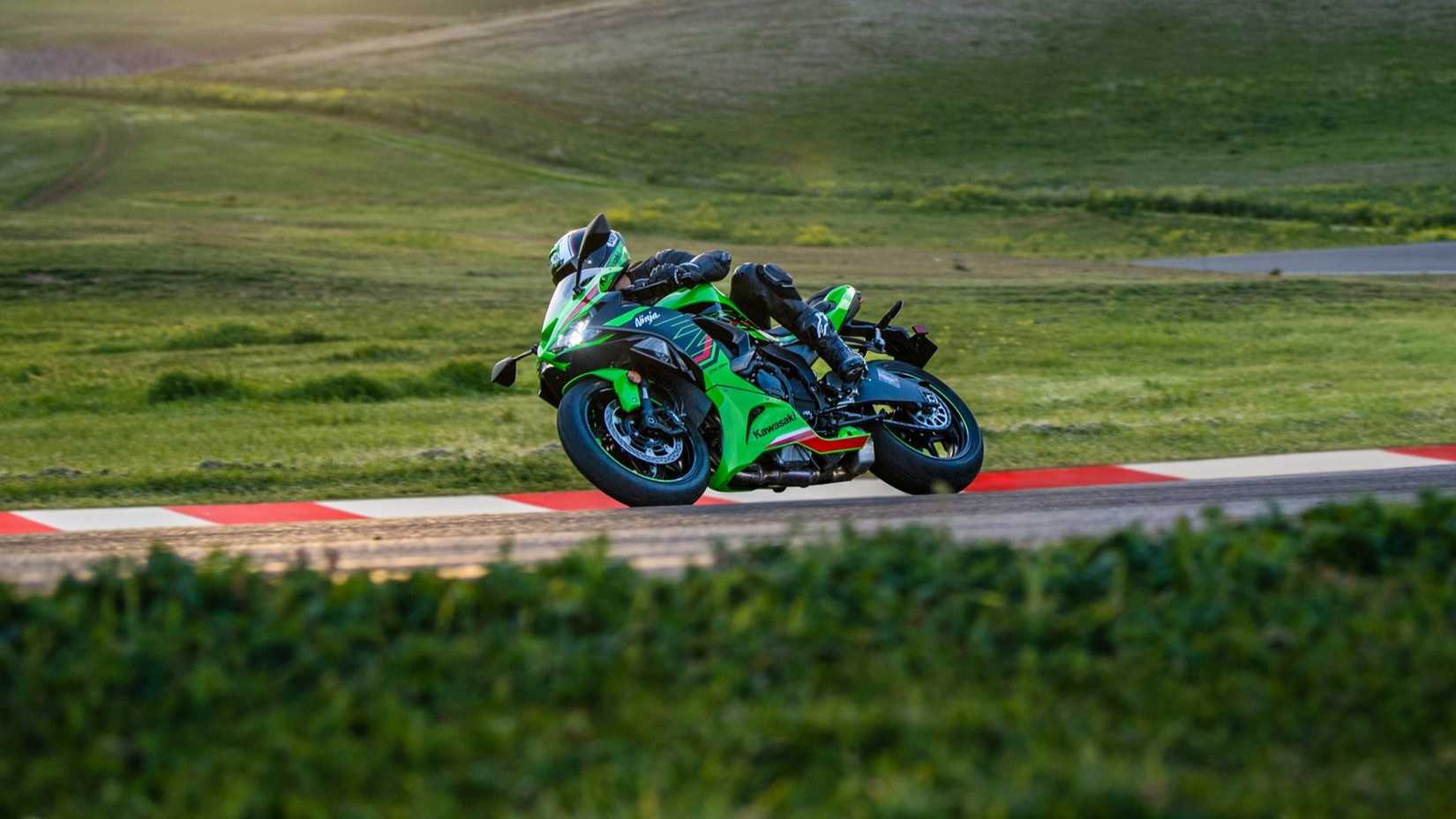 2024 Kawasaki Ninja ZX-6R fazendo curvas em uma pista de corrida