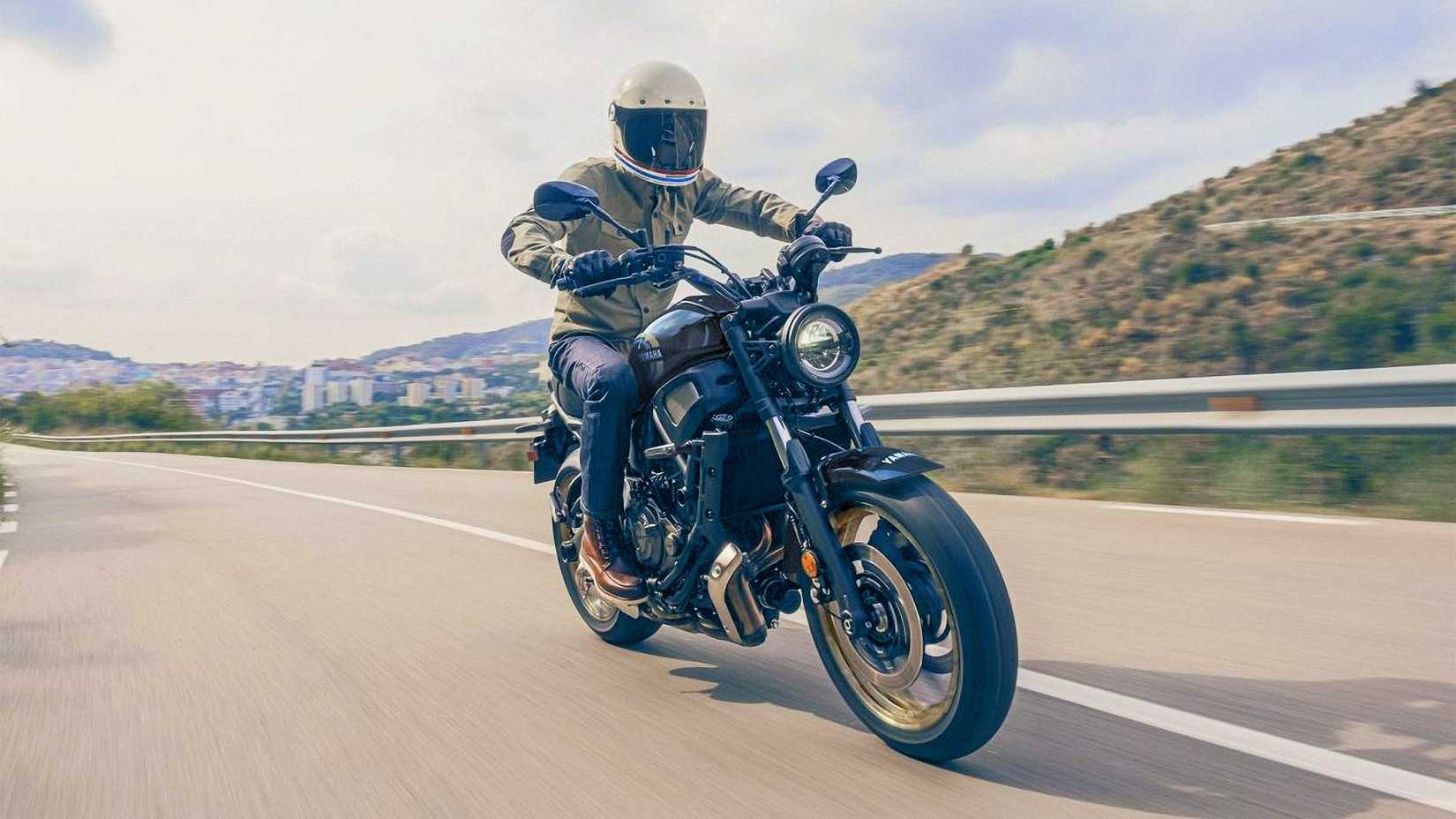 2024 Yamaha XSR700 navegando na estrada