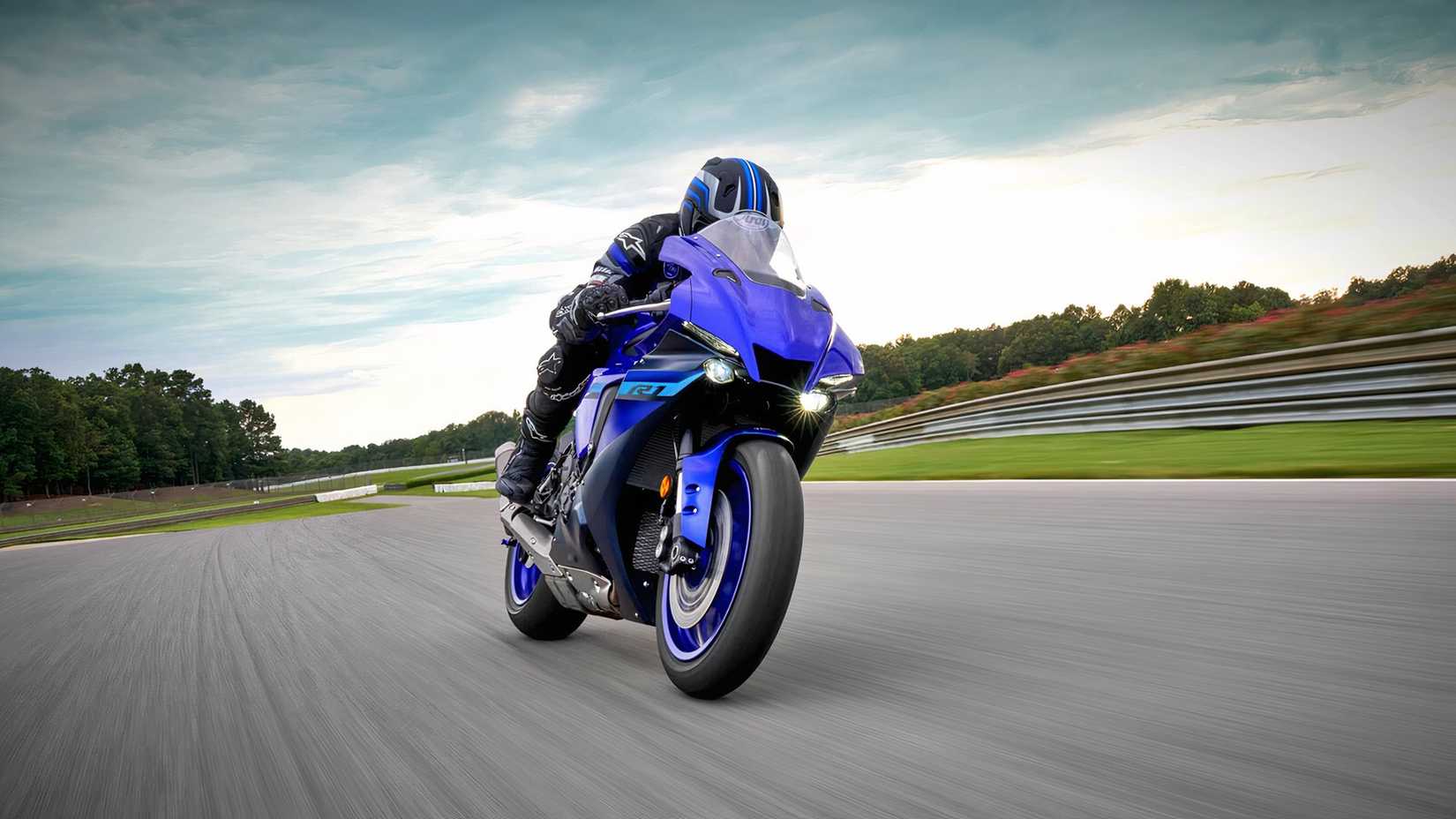 Uma Yamaha YZF-R1 2024 azul circulando no circuito