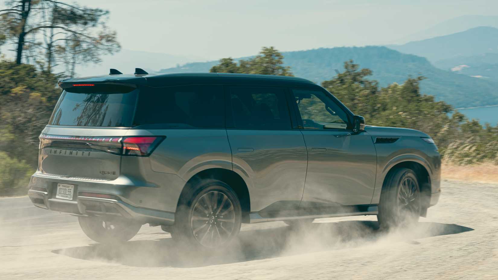 2025 Infiniti QX80 em movimento, frente 3/4