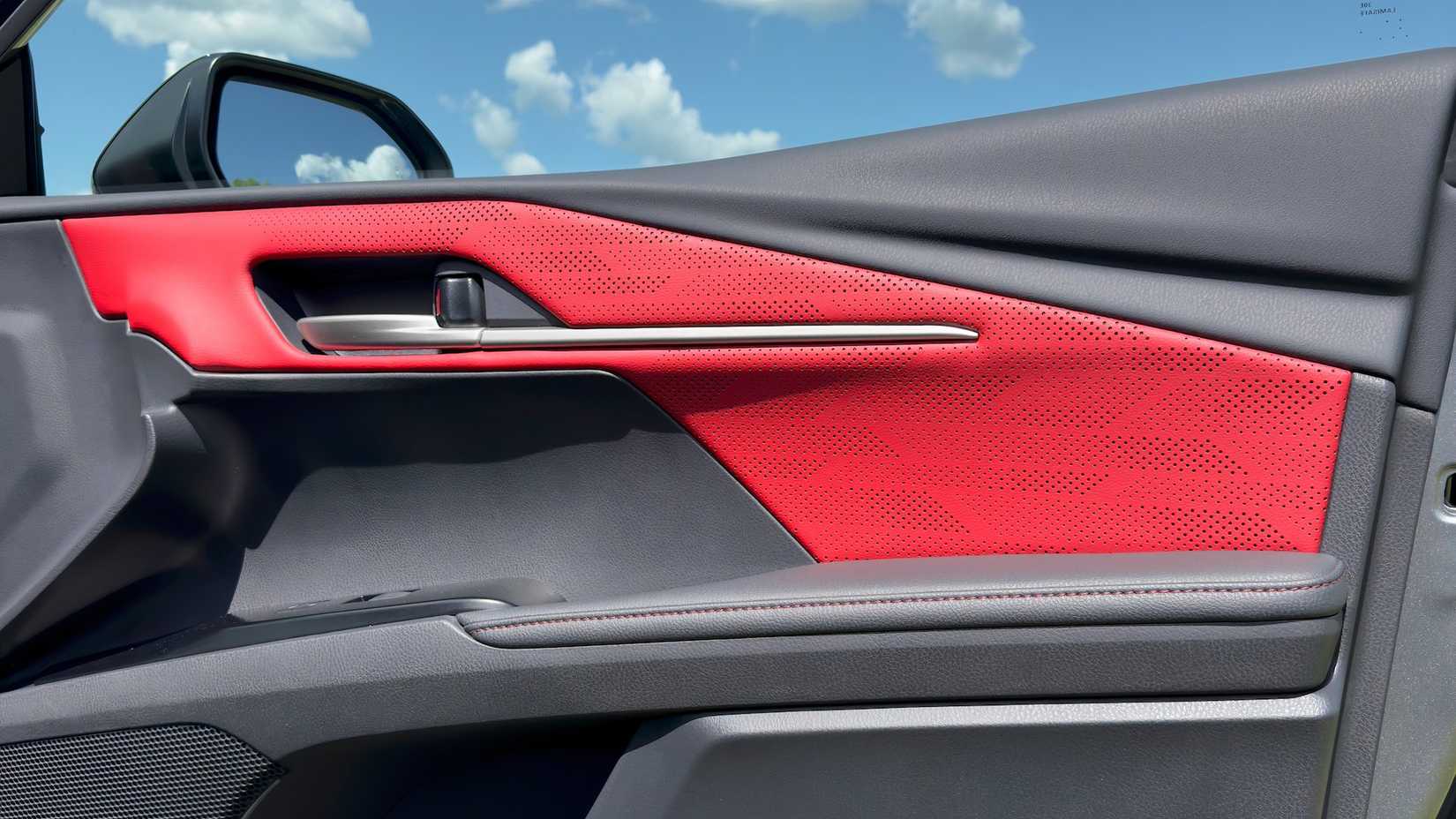 Painel da porta interna de um Toyota Camry 2025