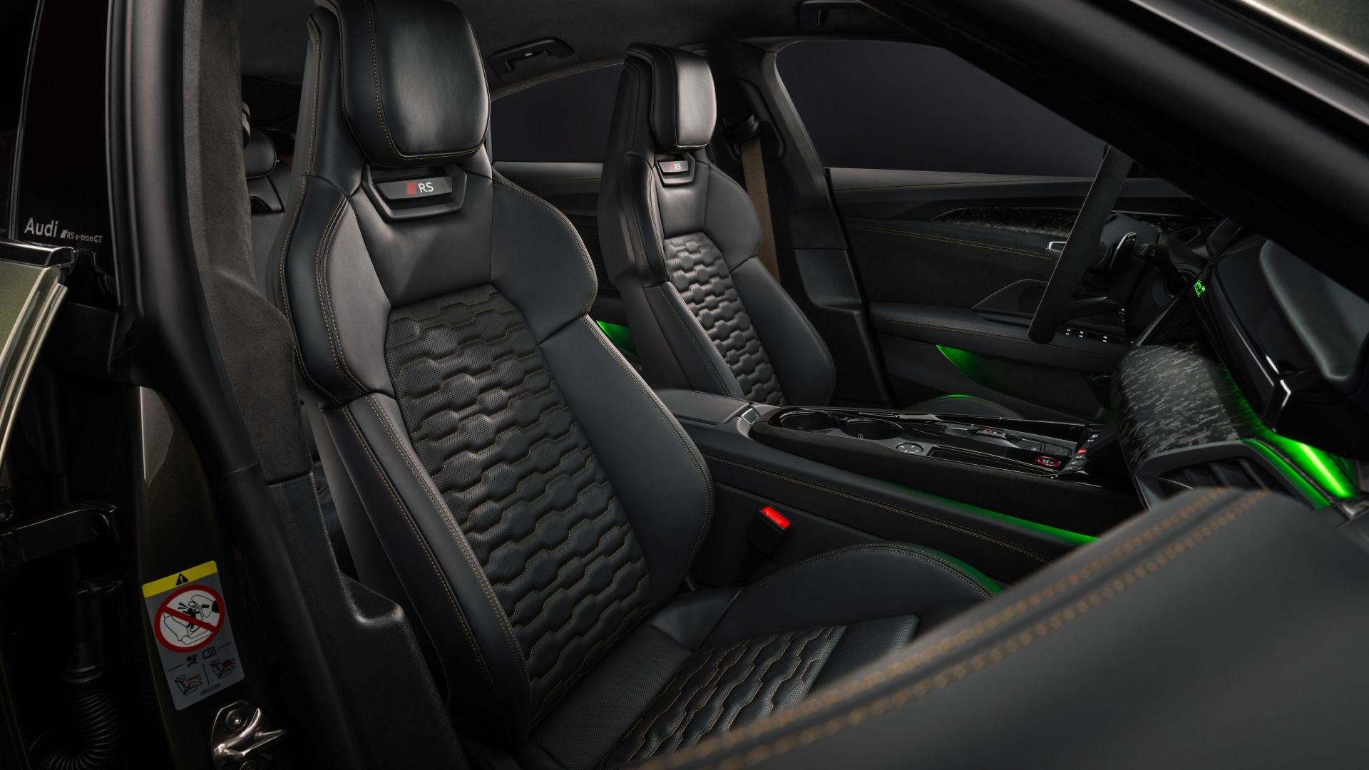 Foto do interior do Audi RS e-Tron GT Performance mostrando os bancos dianteiros