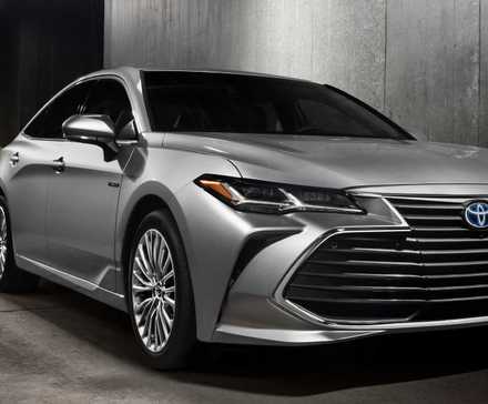 Foto frontal 3/4 de um Toyota Avalon 2019 estacionado