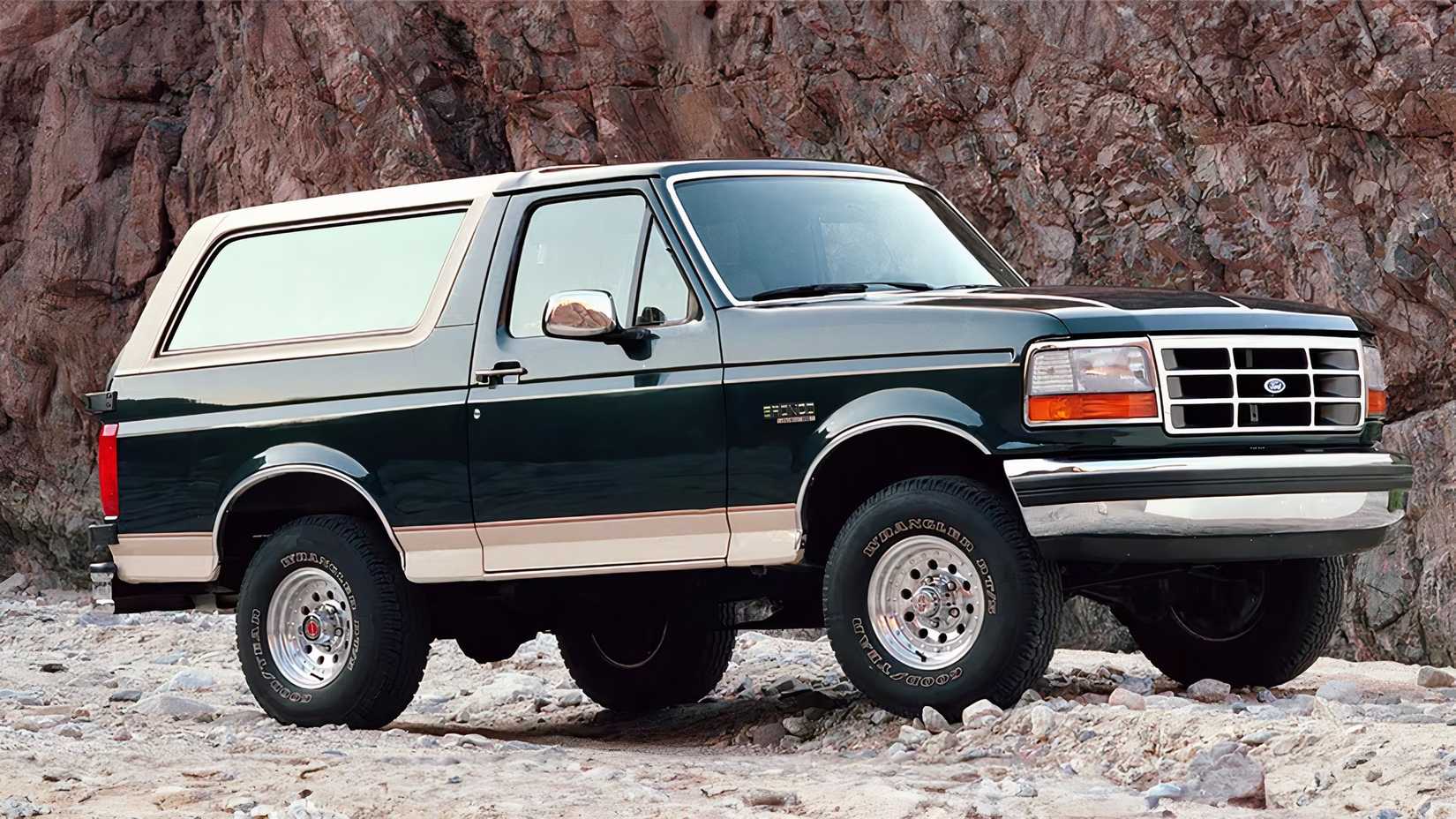 1992-1996 Ford Bronco em verde posando off-road