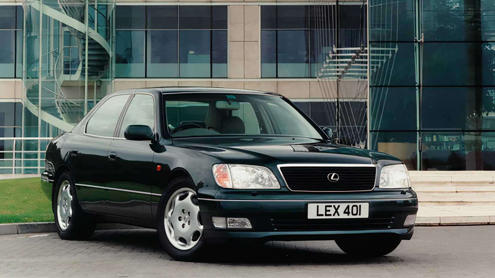 Lexus LS400 preto 1995-2000 em frente ao prédio