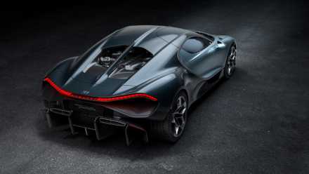 Foto traseira de três quartos do Bugatti Tourbillon estacionado em estúdio