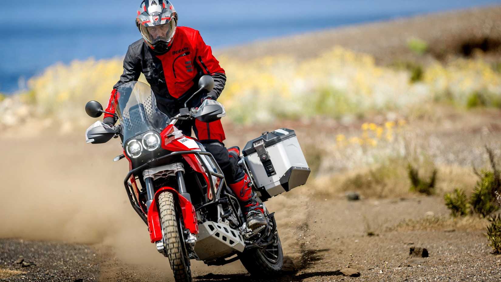 Herói de ação Ducati DesertX Discovery